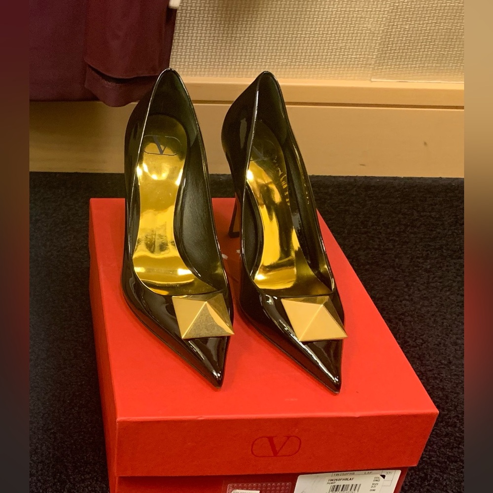 NEW Valentino Garavani One Stud Pointy-toe Patent Leather Pumps. 7.5 US/37.5 EU - Picture 13 of 13